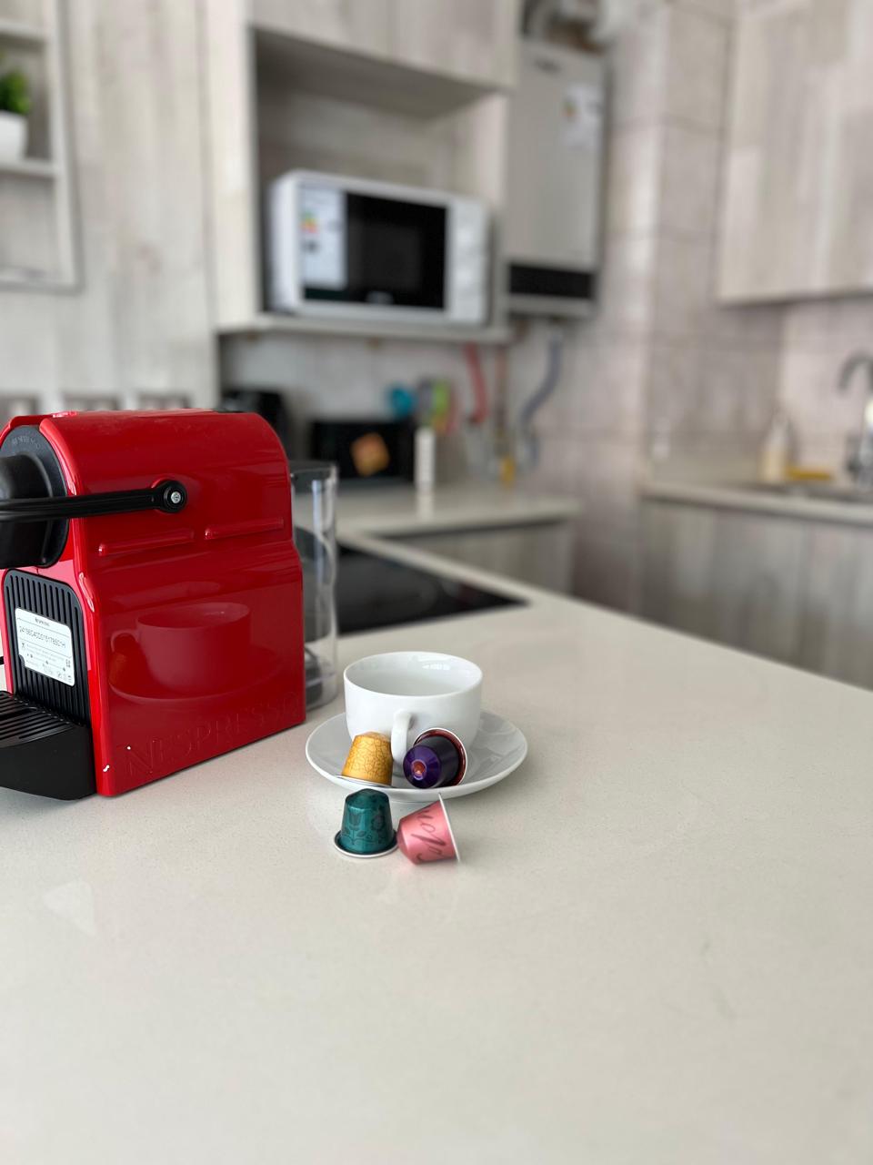Amenities y café dispuestos en un Airbnb para el próximo huésped