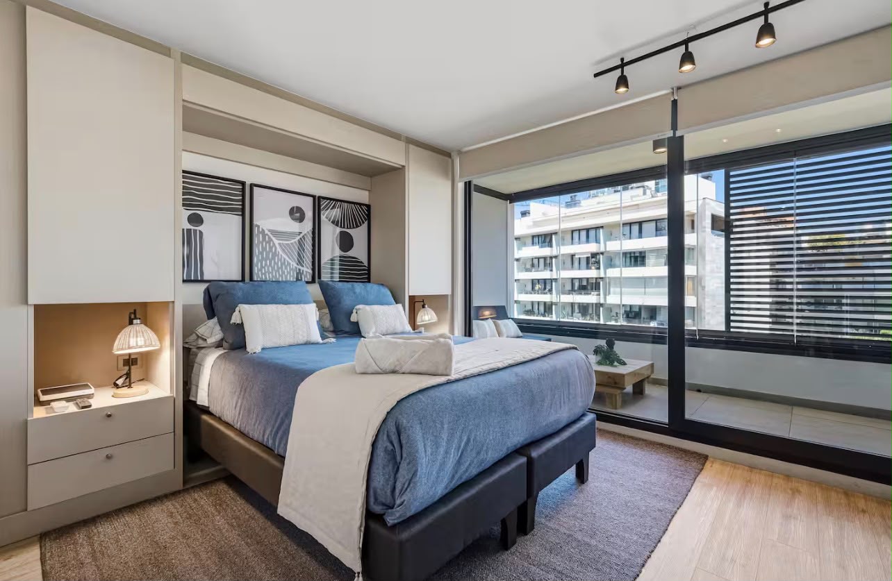 Dormitorio de un Airbnb con la cama hecha por Profresh